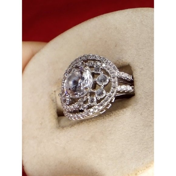 Silver Tone Sparkly Women's Rhinestone‎ Ring Size 9.25 - Picture 2 of 7